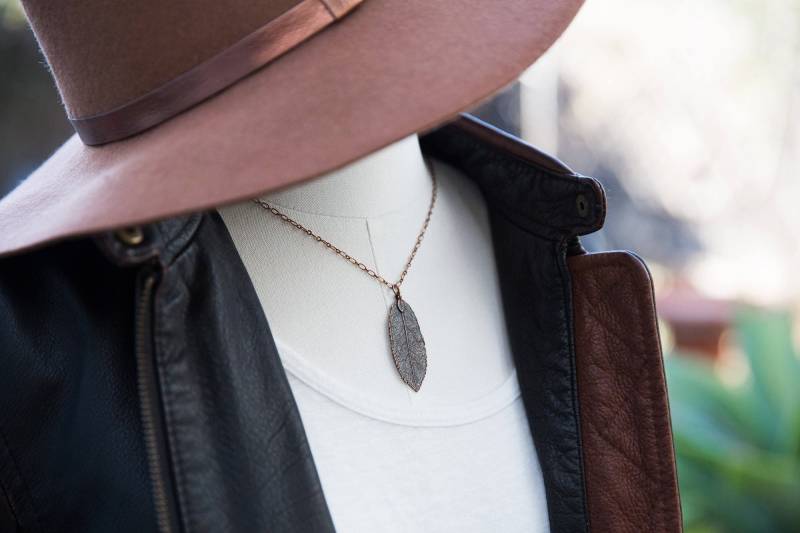 Kupfer Halskette Blatt Charme Natur Kurze Oder Kette Lange Boho Schmuck Anhänger Benutzerdefinierte Bio-Kupferblatt von LeoandLovey