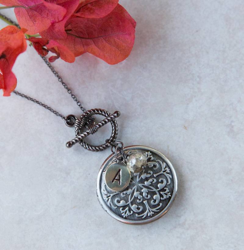 Medaillon Halskette Mit Ersten Charme, Reich Verzierte Medaillon, Geschenk Für Mama, Gedenkgeschenk, Antikes Silber Und Gunmetal, Erste Monogramm von LeoandLovey