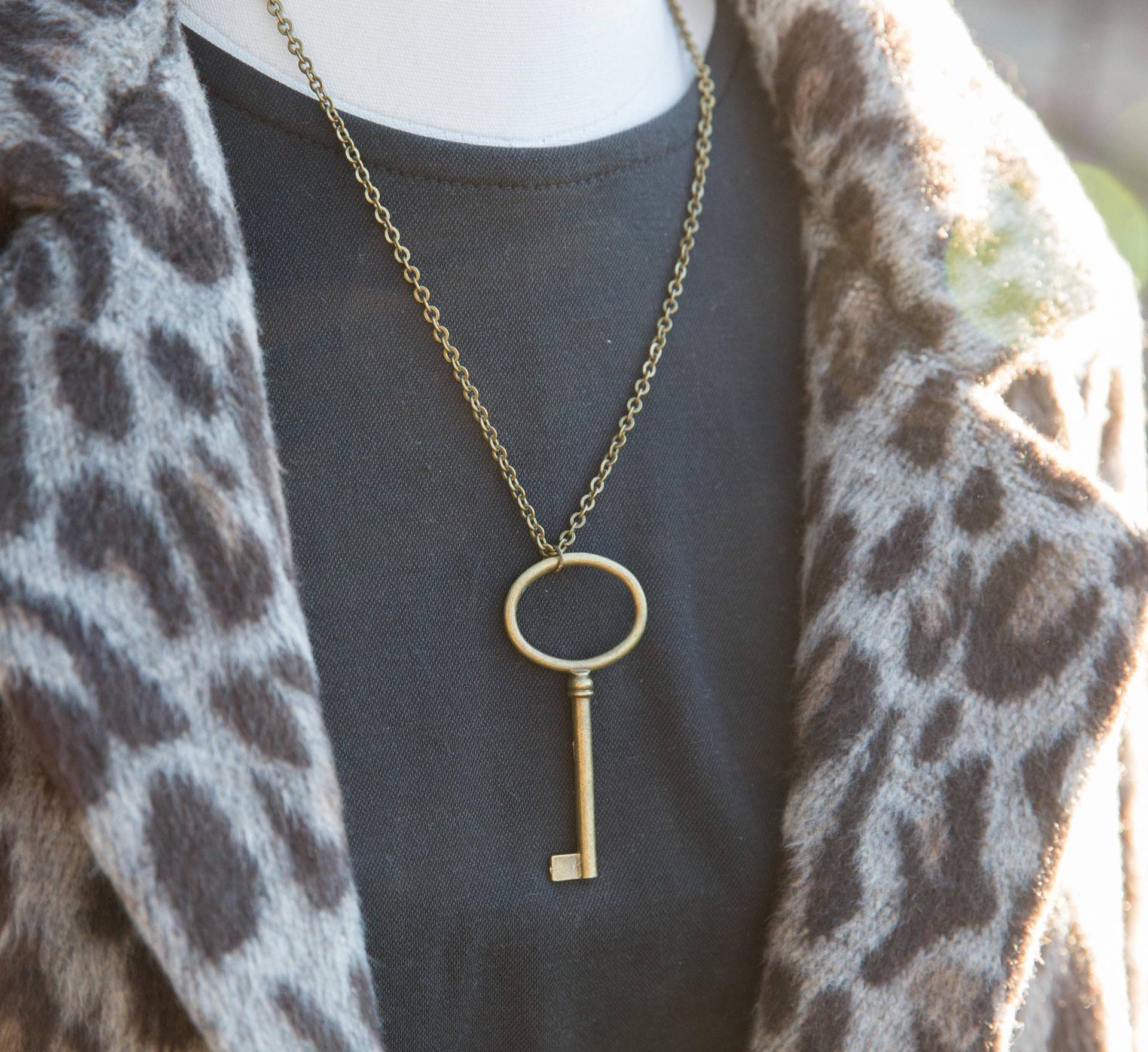 Messing Schlüssel Halskette Groß Skeleton Anhänger Bronze Boho Jewlery Lange Einfache Statement von LeoandLovey