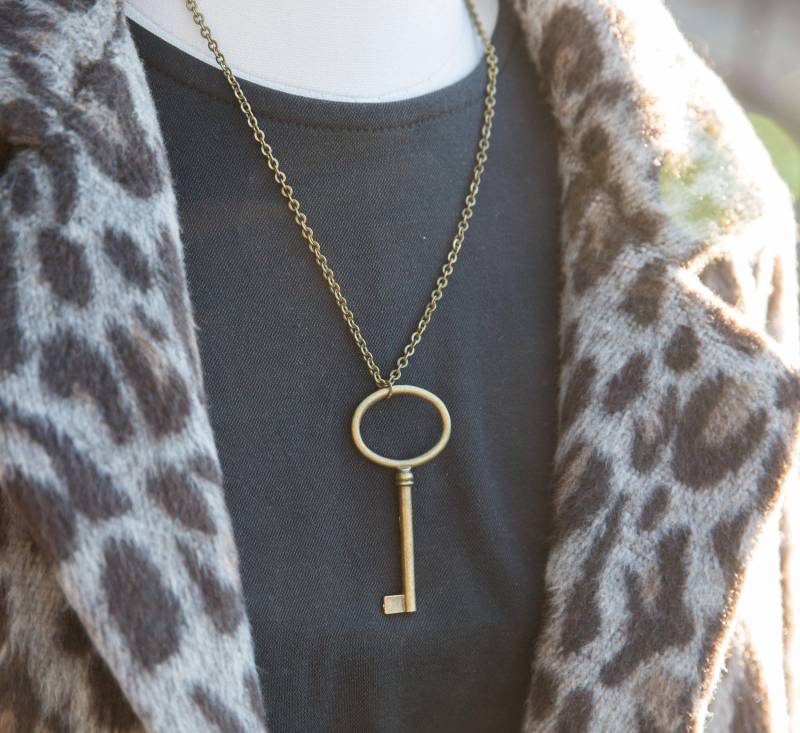 Messing Schlüssel Halskette Groß Skeleton Anhänger Bronze Boho Jewlery Lange Einfache Statement von LeoandLovey