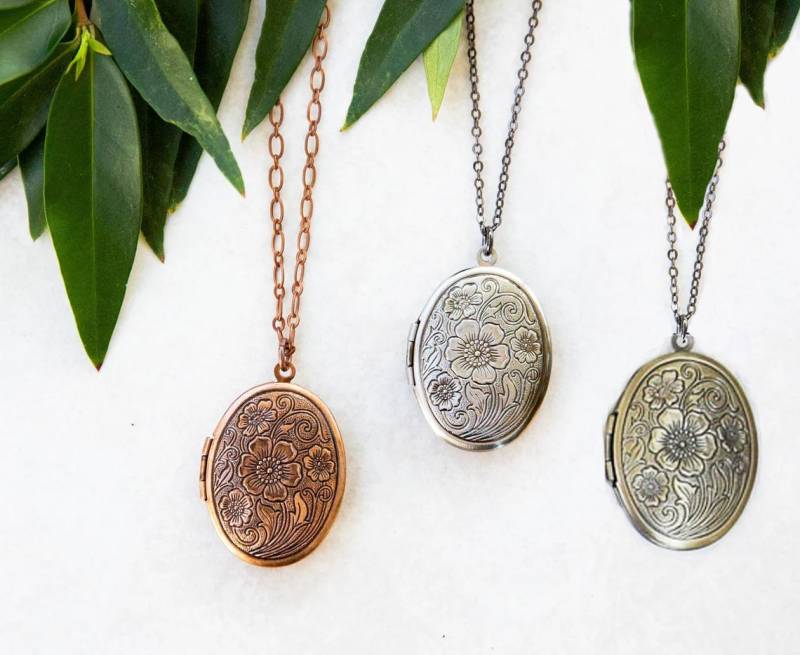 Ovales Medaillon, Medaillon Mit Foto, Floral Halskette, 27 Mm X 33 Mm, Geschenk Für Oma, Andenken Zwei Foto Erinnerungsfoto von LeoandLovey