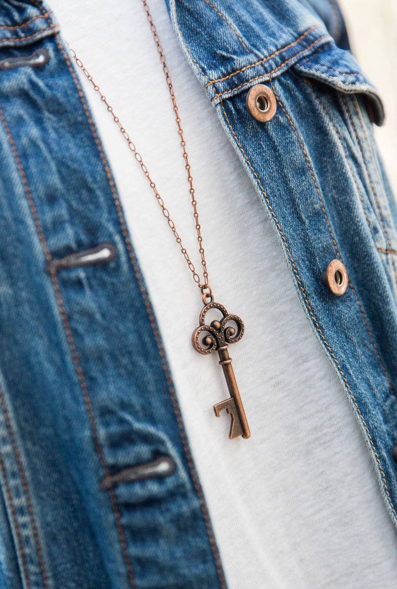 Schlüssel Halskette, Großer Kupferanhänger, Flaschenöffner Schmuck, Kupfer Boho Lange Halskette von LeoandLovey