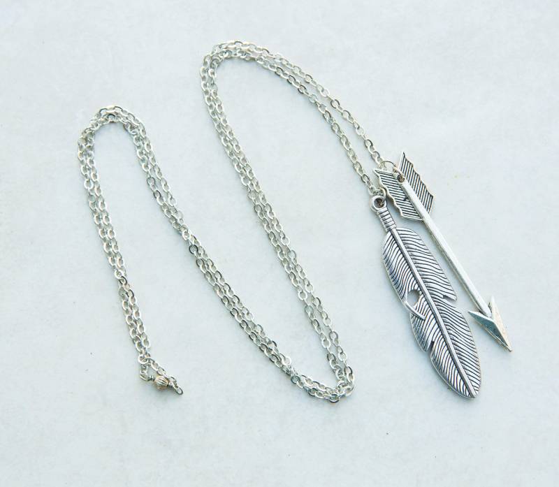 Silber Feder Und Pfeil Halskette, Schichtung Anhänger Western Boho Lange Schmuck von LeoandLovey