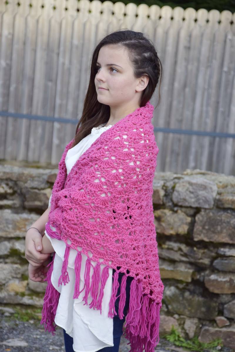 Sale + Resa Häkeltuch in Tollen Muster Pink Mit Dunkleren Fransen Und 2, 0cm Spannweite, Von Hand Gearbeitet, Häkelstola, Halstuch von Leomaxi