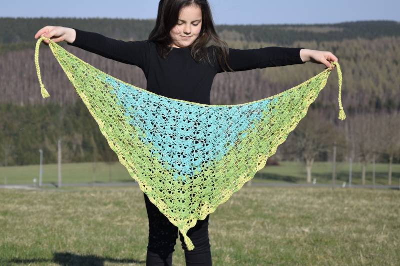 Unikat + Bloom Halstuch, Häkeltuch, Mit Zöpfen Und Quasten, Stola Für Mädchen Damen, Geschenk von Leomaxi