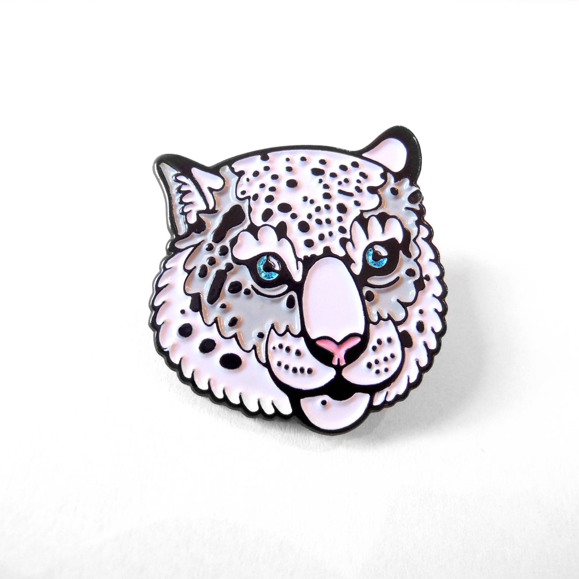 Schneeleopard Emaille Pin - Blaue Glitzeraugen Schwarz-Weiße Anstecknadel Schneeleopard Emaille Pin - Blaue Glitzeraugen Schwarz-Weiße Anstecknadel von LeonRomerStore