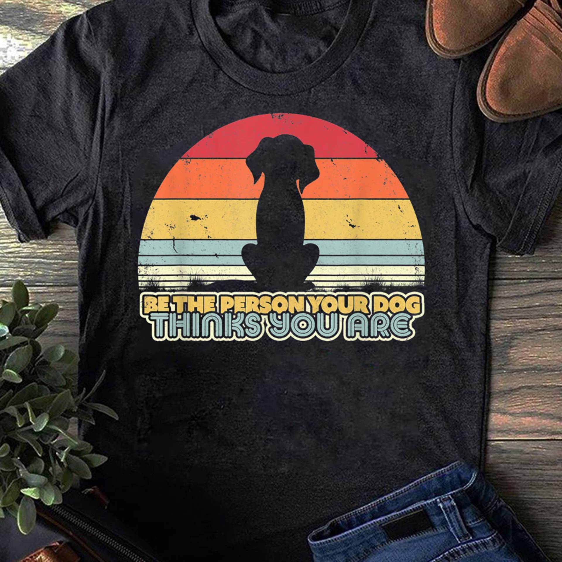 Be The Person Your Dog Thinks You Are Shirt Retro Style T-Shirt - Geschenk Für Hundeliebhaber Lustiges Hundeshirt von LeonaTee