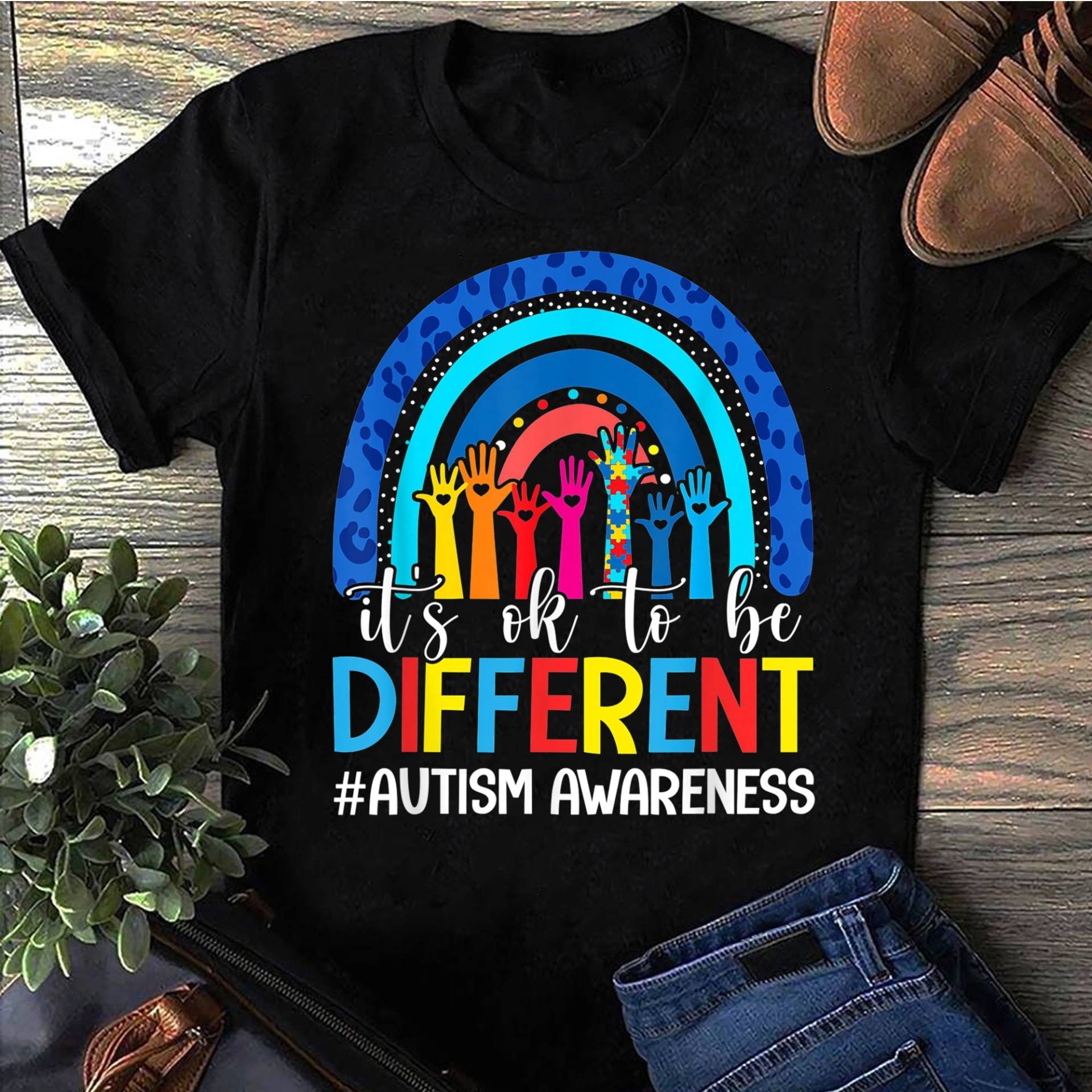 It Es Ok To Be Different Autism Awareness Leopard Rainbow T-Shirt - Mom Shirt, Aware, Mother von LeonaTee