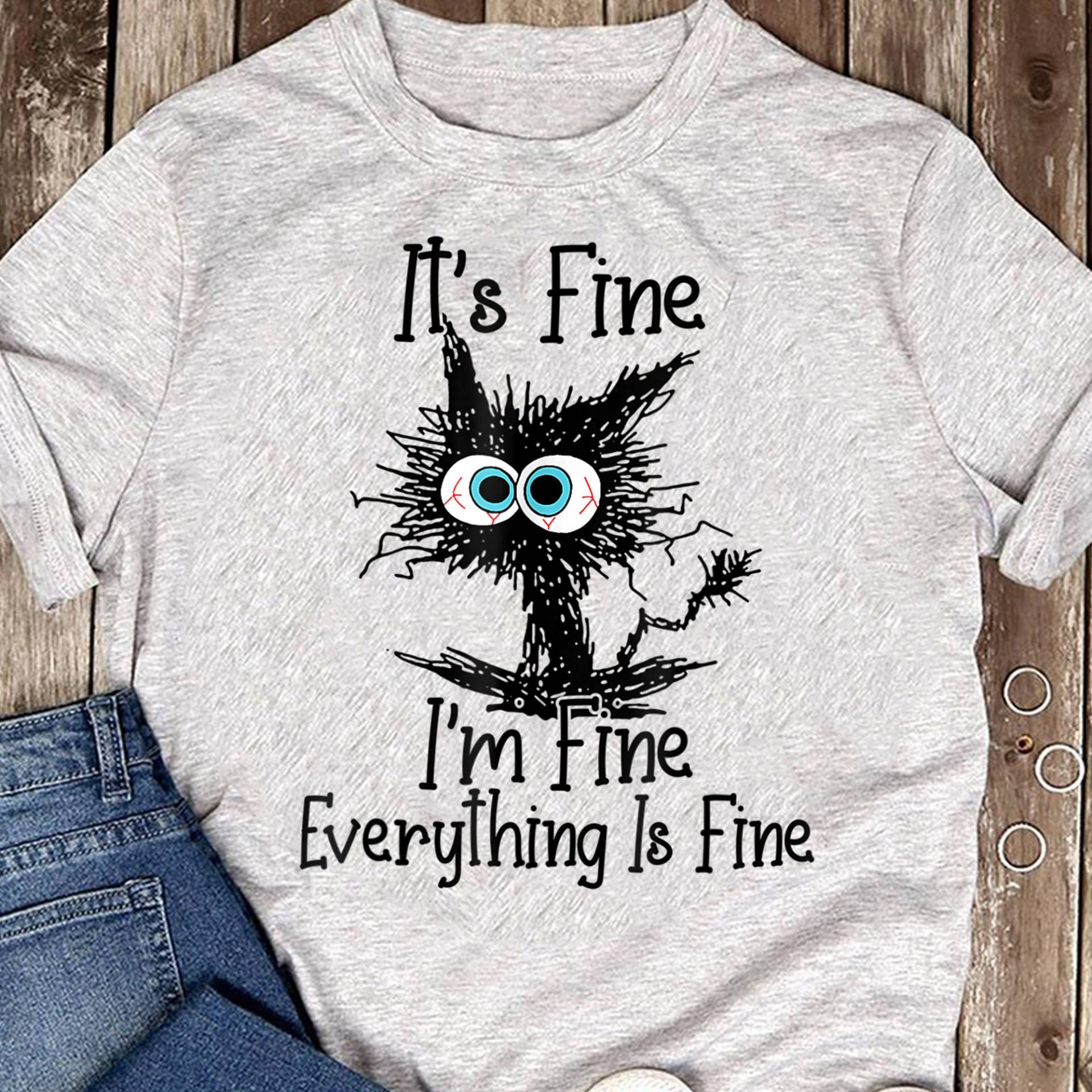 Lustige Schwarze Katze It Es Fine I'm Everything Is T-Shirt - Geschenk Für Katzenliebhaber Lustiges Katzenshirt von LeonaTee