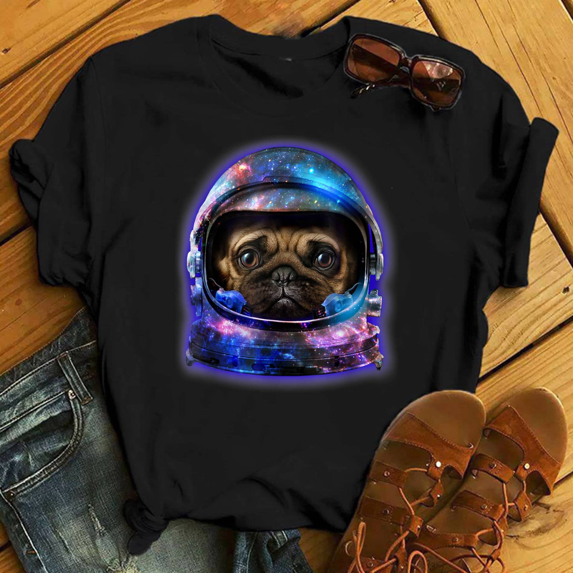 Mops Im All Galaxy Astronaut Helm, Hund, T-Shirt - Geschenk Für Hundeliebhaber Lustiger Hund Liebhaber Muttertag von LeonaTee