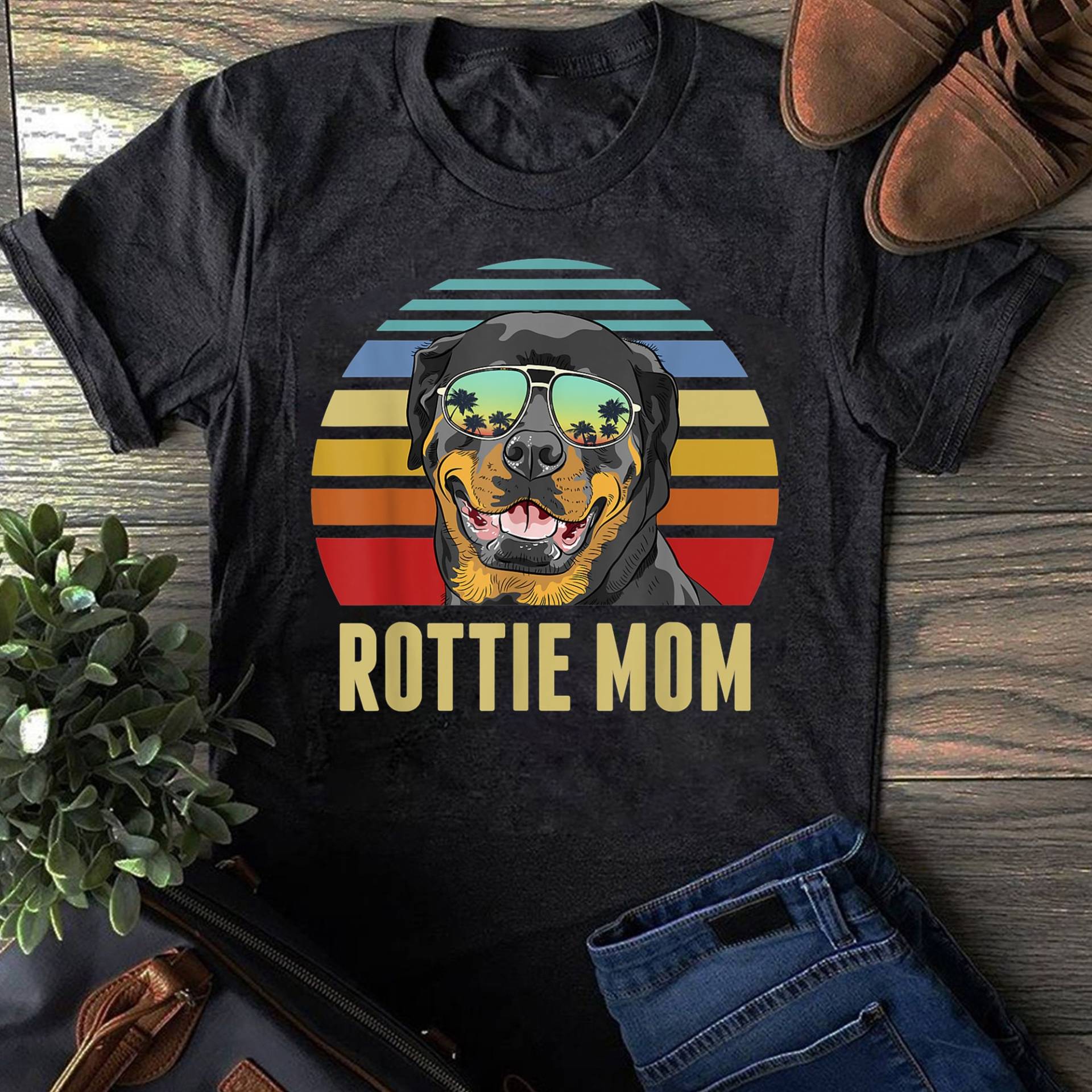 Rottie Mom Rottweiler Hund Vintage Retro Sunset Beach Vibe T-Shirt - Geschenk Für Hundeliebhaber Lustiger Shirt von LeonaTee