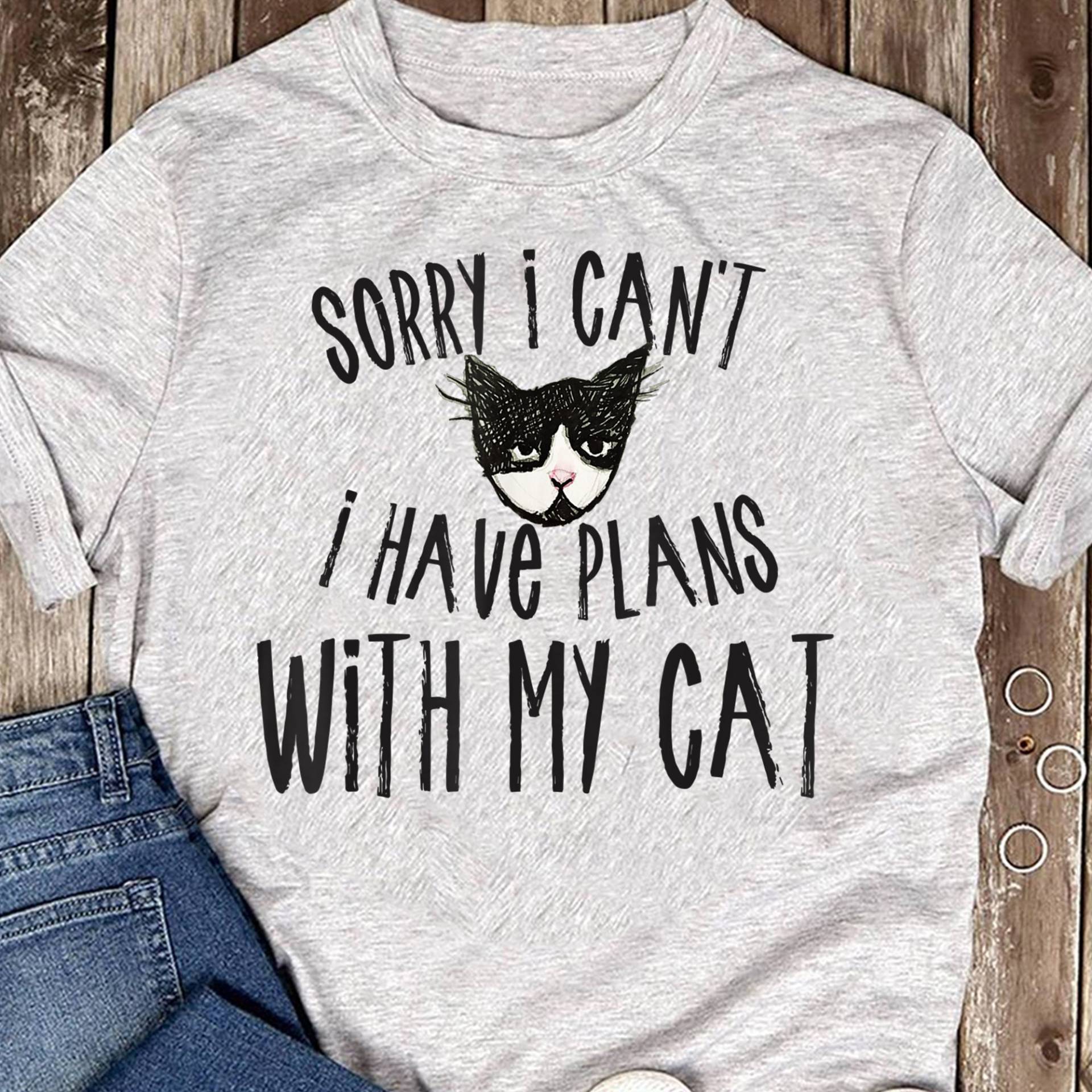 Sorry I Can't Have Plans With My Cat T-Shirt - Katzenliebhaber Geschenk, Lustiges Katzenshirt, Sommershirt, Coole Katze, Katzenshirt von LeonaTee