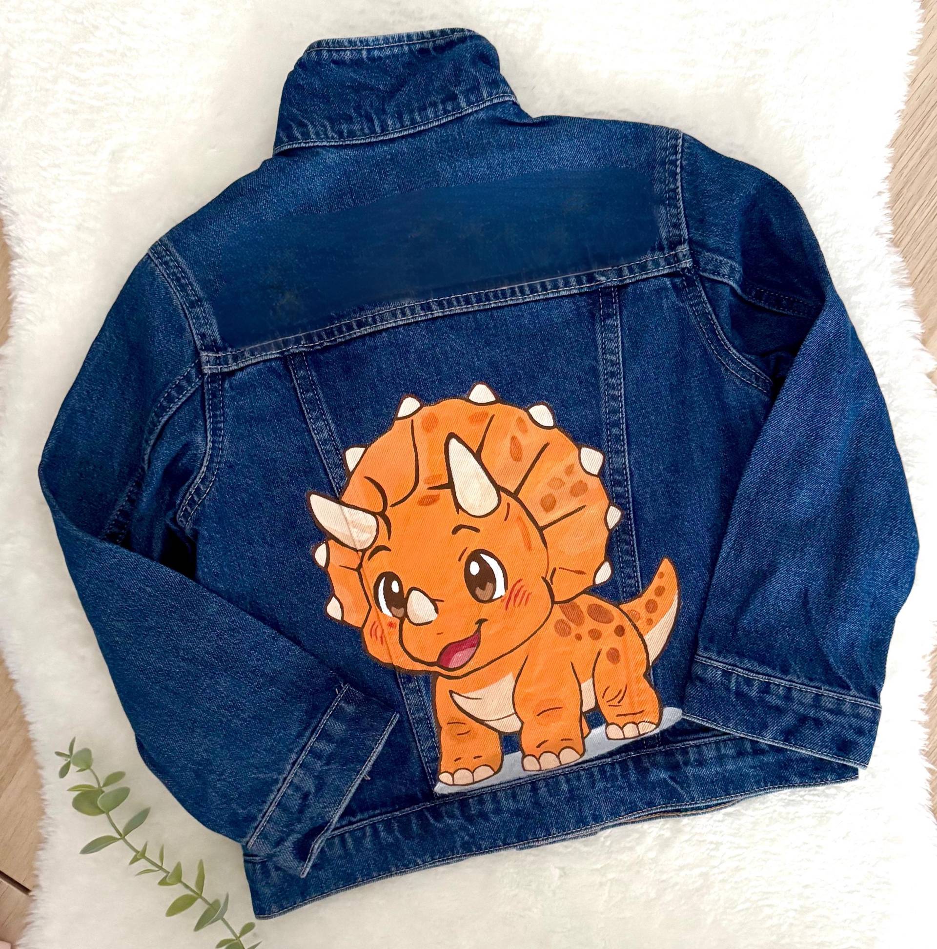 Handbemalte Kinder Und Baby Jeansjacke Mit Dem Motiv Dinosaurier. Wunschnamen Personalisierung Möglich Handbemalte Kinder Und Baby Jeansjacke Mit Dem Motiv Dinosaurier. Wunschnamen Personalisierung Möglich von LeonandNardo
