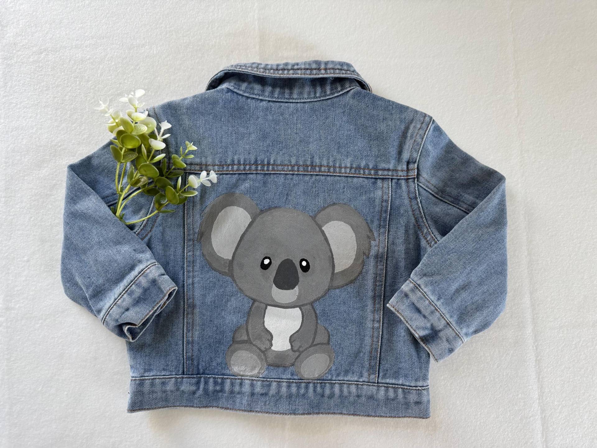 Handbemalte Kinder Und Baby Jeansjacke Mit Dem Motiv Koala . Wunschnamen Personalisierung Möglich Handbemalte Kinder Und Baby Jeansjacke Mit Dem Motiv Koala . Wunschnamen Personalisierung Möglich von LeonandNardo