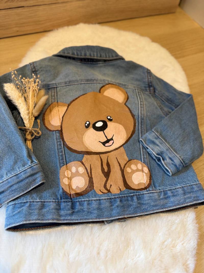 Handbemalte Kinder Und Baby Jeansjacke Mit Dem Motiv Teddy. Wunschnamen Personalisierung Möglich Handbemalte Kinder Und Baby Jeansjacke Mit Dem Motiv Teddy. Wunschnamen Personalisierung Möglich von LeonandNardo