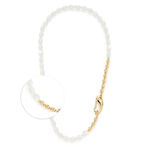 JEWELS BY LEONARDO Halskette Patsy • kurze Statement-Kette aus goldfarbenem Edelstahl • weiße Muschelperlen in Olivenform • polierte Goldkugeln • 50 cm Länge • Schmuck Geschenk für Frauen • 024609 von JEWELS BY LEONARDO