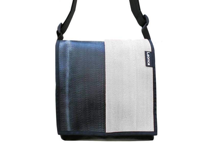 Leonca Umhängetasche aus recyceltem Feuerwehrschlauch in 5 Größen von Leonca