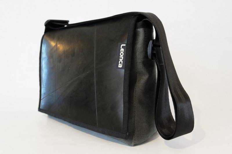 Leonca Umhängetasche aus recyceltem Traktorschlauch & Zeltleinen in 5 Größen von Leonca