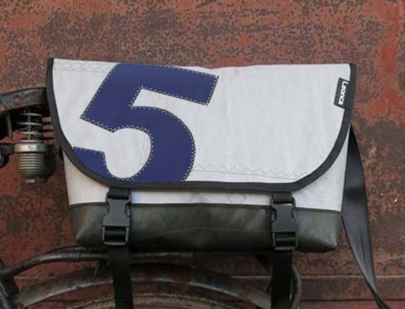 Upcycling Messenger Bag Aus Recyceltem Segel Mit Wunschzahl von Leonca