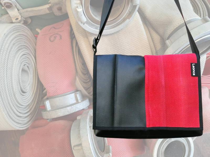 Upcycling Tasche Aus Feuerwehrschlauch Rot in 5 Größen von Leonca