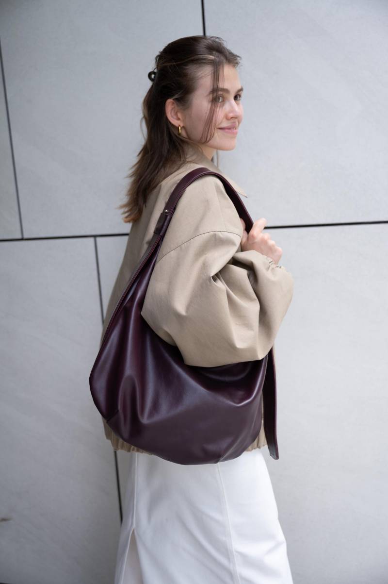 Burgunderfarbene Leder Hobo Bag - Ein Must-Have Stilvolle Handgefertigte Tasche Für Frauen von Leonchenko
