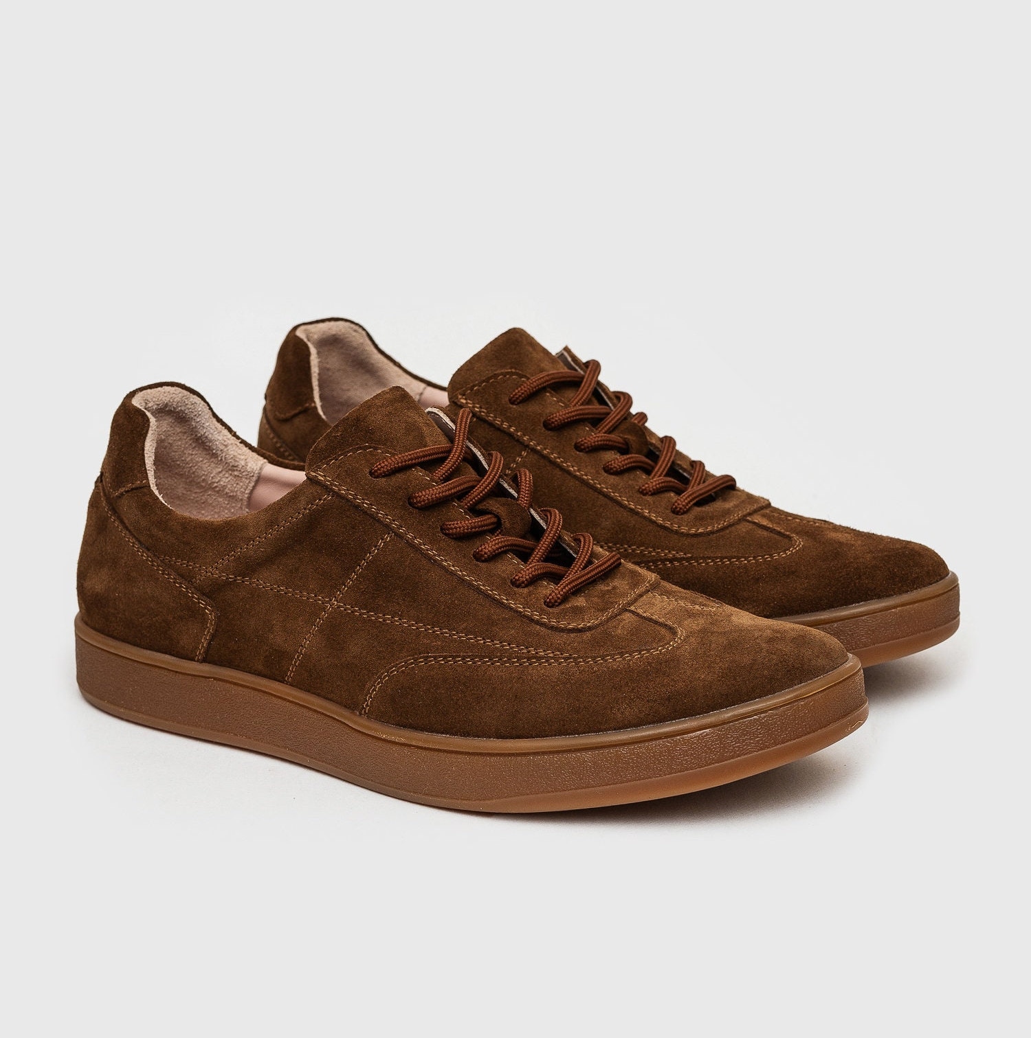 Handgefertigte Wildleder-Sneaker - Stilvolles Und Bequemes Schuhwerk Handgefertigte Wildleder-Sneaker - Stilvolles Und Bequemes Schuhwerk von Leonchenko