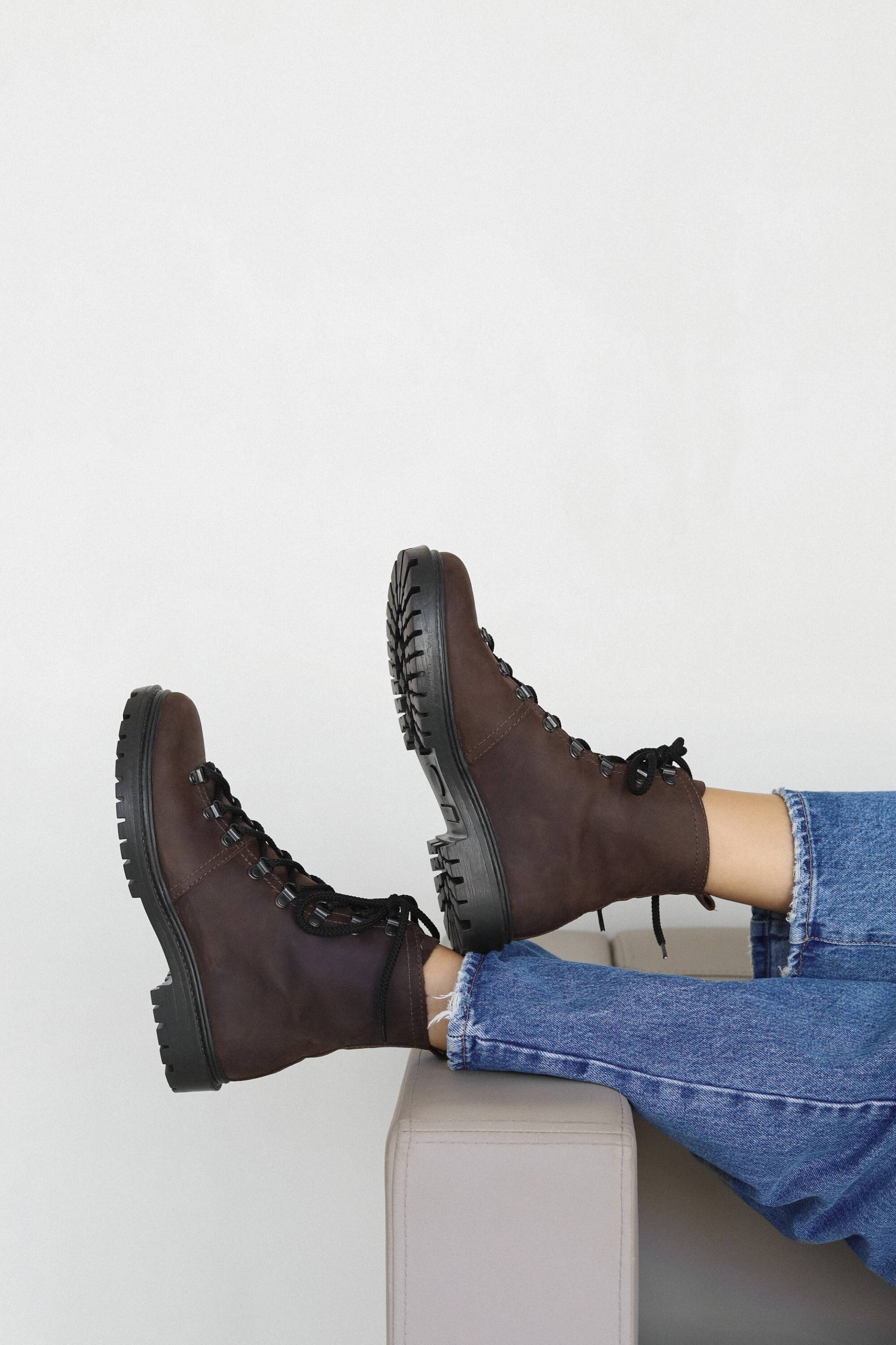 Lederstiefel Für Damen - Vintage-stil Mit Modernem Twist Lederstiefel Für Damen - Vintage-stil Mit Modernem Twist von Leonchenko