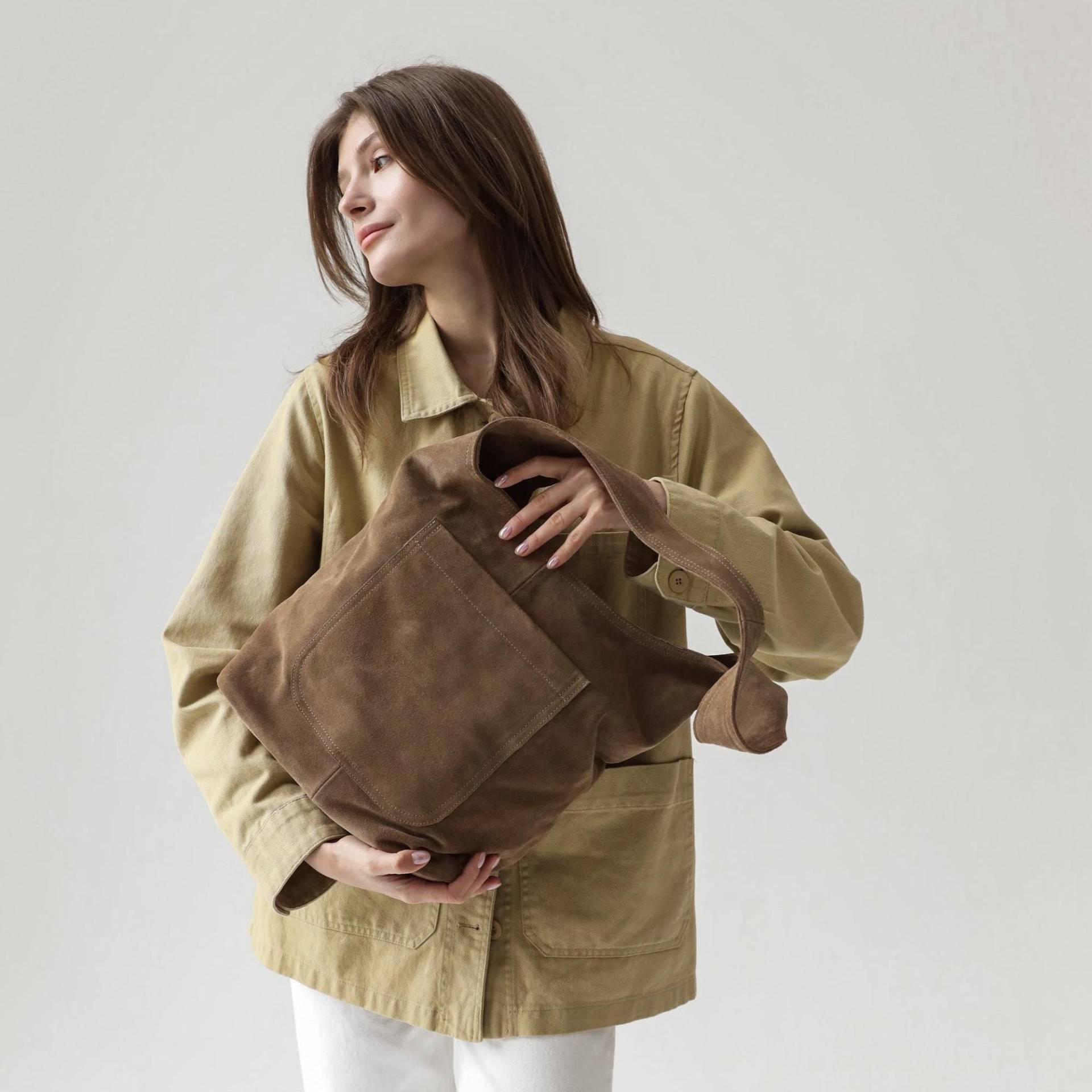 stilvolle Wildleder-Einkaufstasche - Eine Must-Have-Tasche Für Jeden Tag stilvolle Wildleder-Einkaufstasche - Eine Must-Have-Tasche Für Jeden Tag von Leonchenko