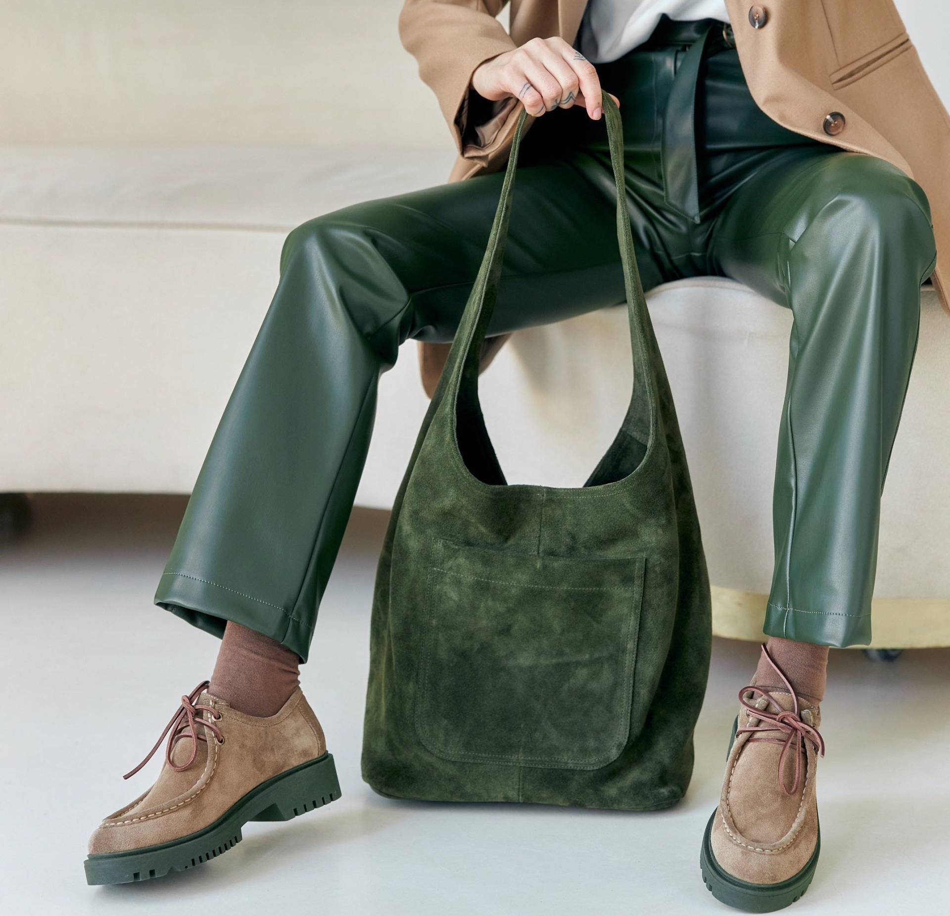 stilvoller Handgefertigter Shopper Aus Wildleder - Eine Must-Have-Einkaufstasche Für Frauen stilvoller Handgefertigter Shopper Aus Wildleder - Eine Must-Have-Einkaufstasche Für Frauen von Leonchenko
