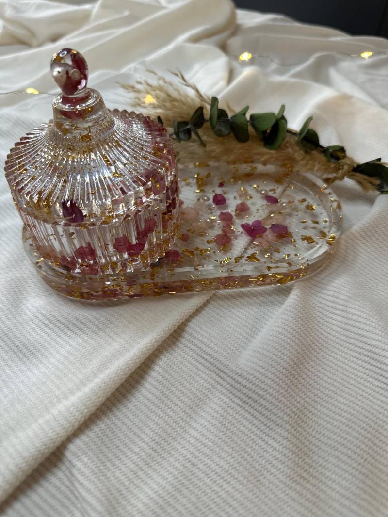 Handgefertigtes Epoxidharz-Set - Schmuckschale Und Schmuckdose Mit Deckel -Echte Blüten & Goldflocken/Silberflocken von LeonidaCreation