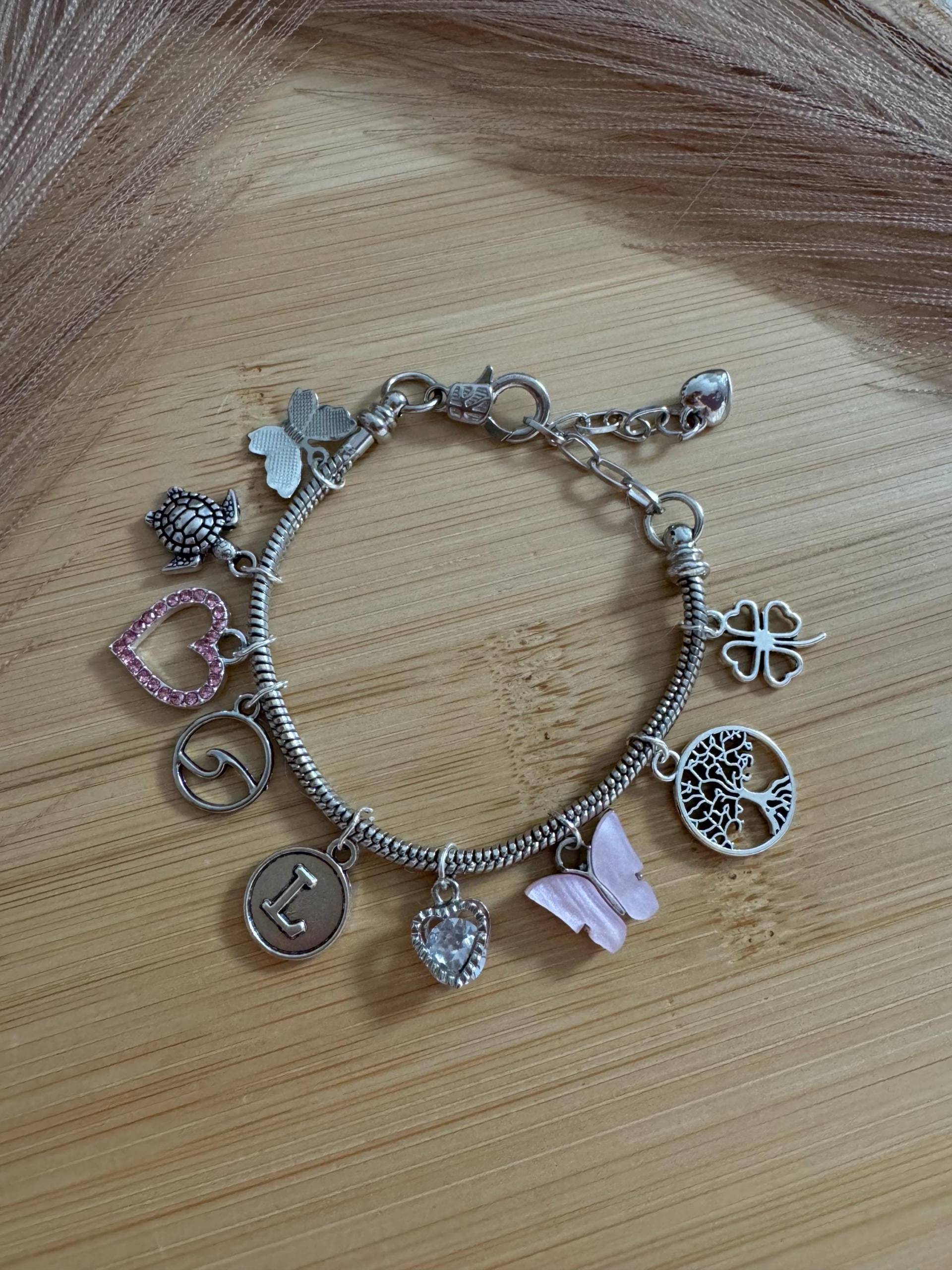 Verschiedene Charmarmbänder Zum Personalisieren Verschiedene Charmarmbänder Zum Personalisieren von Leoniesjewellery