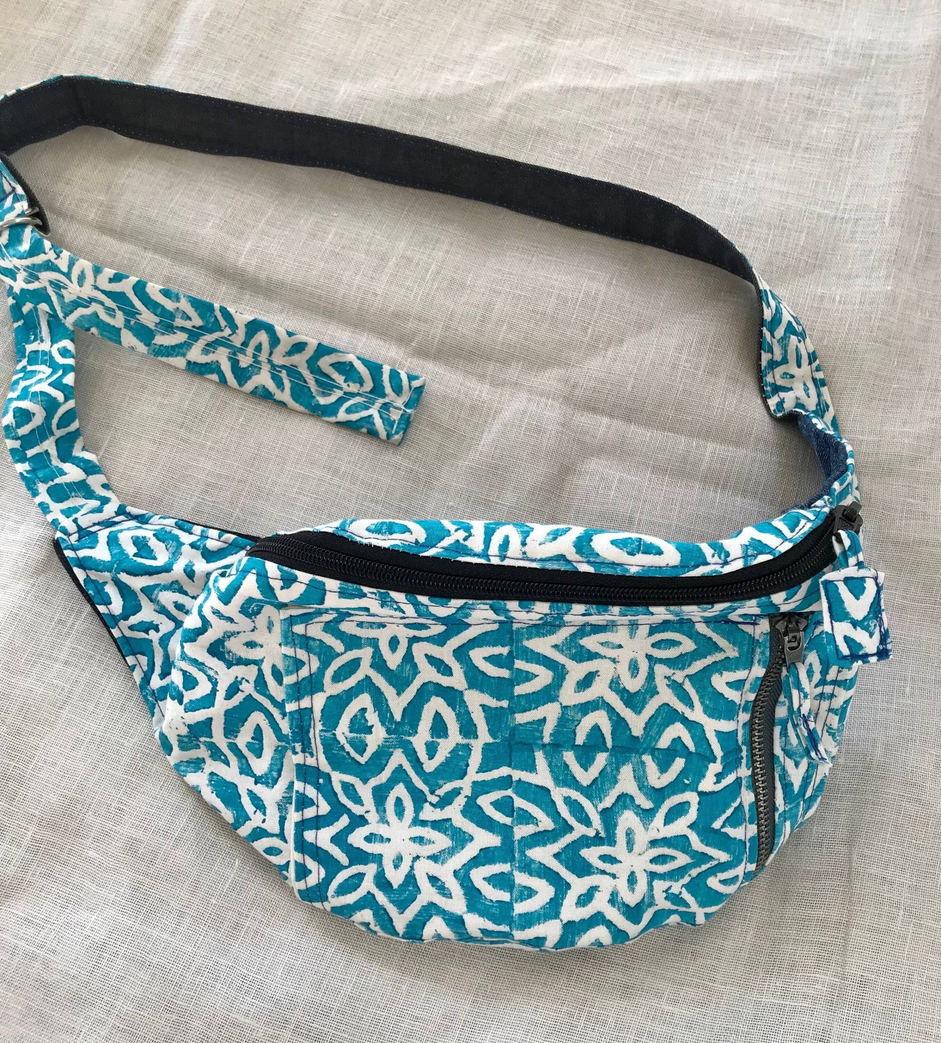 Geldgürtel, Tragbare Kunst, Gürteltasche, Handbedruckt, Upcycled Denim, Türkis Bauchtasche von LeonitaCreations