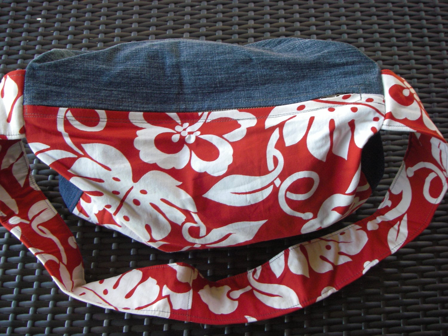 Handtasche, Insel Print, Denim Umhängetasche, Retro Rote Blumen, Hibiskus Blume, Bag von LeonitaCreations
