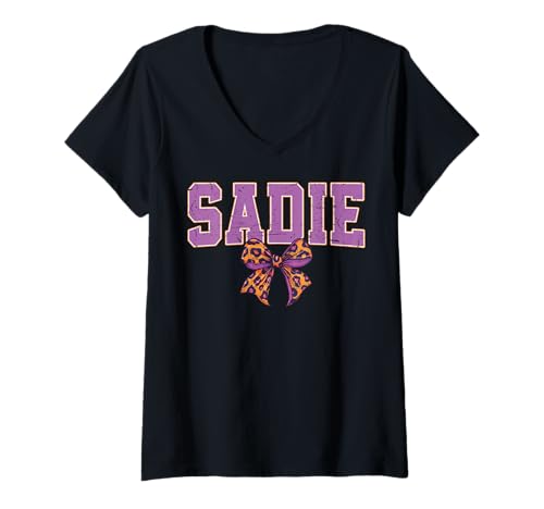 Damen Sadie Leopard Bow Trendy Name Design für Frauen und Mädchen T-Shirt mit V-Ausschnitt Damen Sadie Leopard Bow Trendy Name Design für Frauen und Mädchen T-Shirt mit V-Ausschnitt von Leopard Bow Custom Girls nennt Geburtstag cooles T