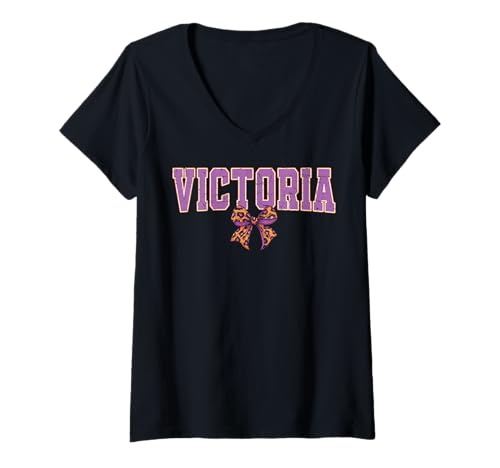 Damen Victoria Leopard Bow Trendy Name Design für Frauen und T-Shirt mit V-Ausschnitt Damen Victoria Leopard Bow Trendy Name Design für Frauen und T-Shirt mit V-Ausschnitt von Leopard Bow Custom Girls nennt Geburtstag cooles T