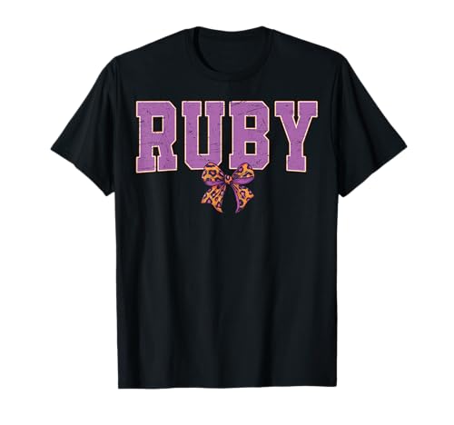 Ruby Leopard Bow Trendy Name Design für Frauen und Mädchen T-Shirt Ruby Leopard Bow Trendy Name Design für Frauen und Mädchen T-Shirt von Leopard Bow Custom Girls nennt Geburtstag cooles T