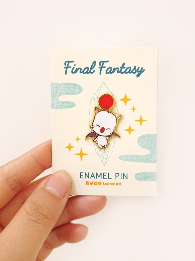 Final Fantasy Moogle - Hard Emaille Pin von LeorenArts