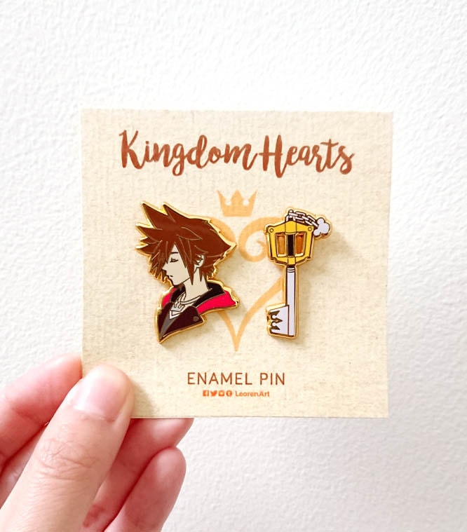 Kingdom Hearts - Sora + Schlüsselschwert Hard Enamel Pin Kingdom Hearts - Sora + Schlüsselschwert Hard Enamel Pin von LeorenArts