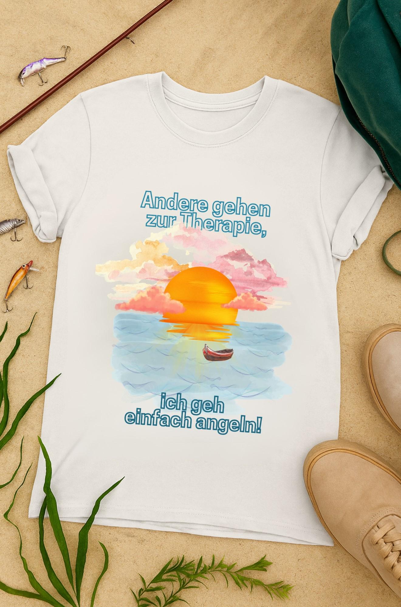 Angler T-Shirt „Andere Gehen Zur Therapie, Ich Geh Einfach Angeln" - Lustiges Unisex Baumwolle Shirt Mit Fischmotiv & Sonnenuntergang Angler T-Shirt „Andere Gehen Zur Therapie, Ich Geh Einfach Angeln" - Lustiges Unisex Baumwolle Shirt Mit Fischmotiv & Sonnenuntergang von LeotioCreazione