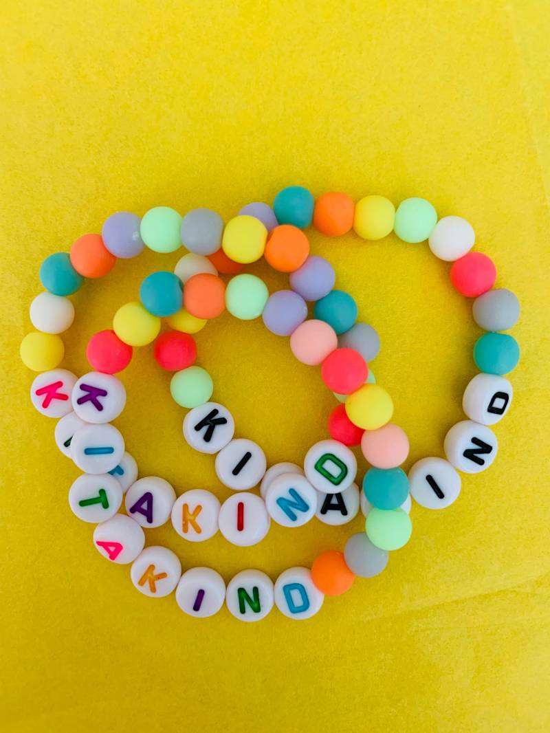 Blumenkind | Kitakind Armband Perlenarmband Kindergarten Geschenk Junge Mädchen Bunt Überraschung von LeoundLou