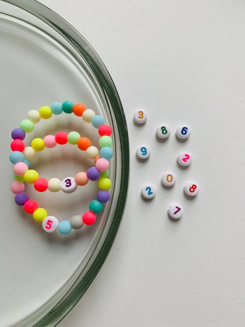Geburtstag | Geschenk Armband Perlenarmband Geburtstagsarmband Zahlen Junge Mädchen Bunt Überraschung von LeoundLou