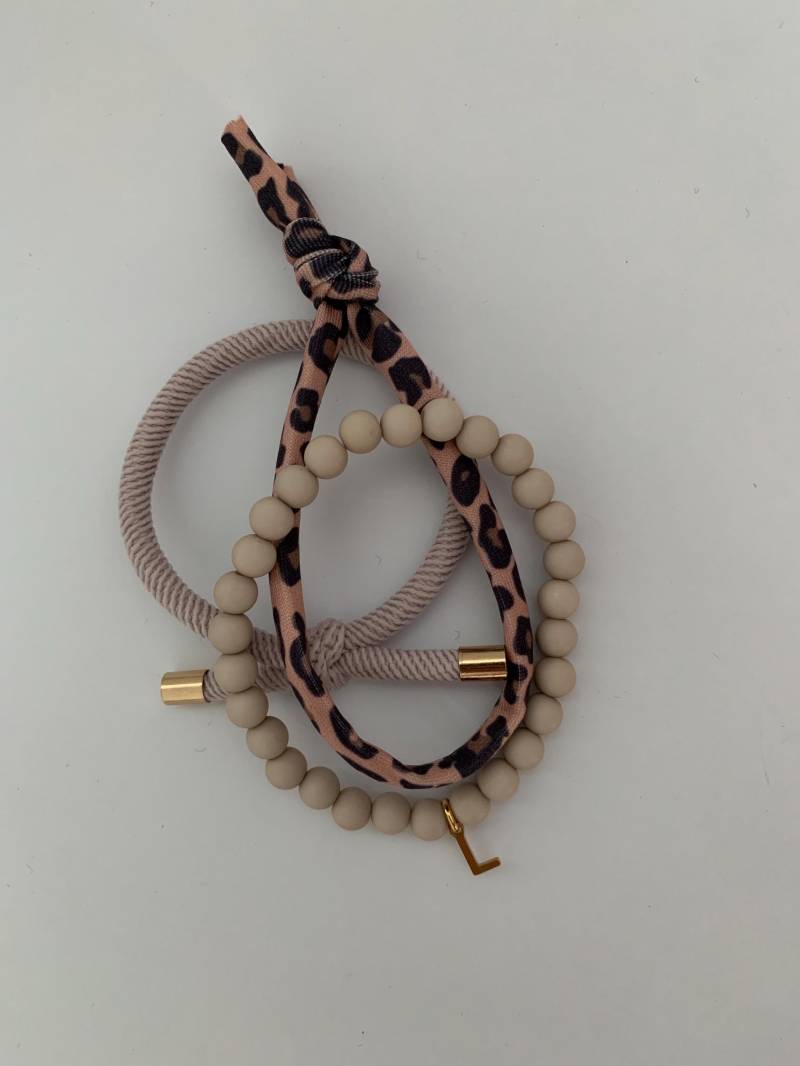 Perlenarmband | Personalisiert Acrylperlen Muttertag Frauen Armband Schwarz Grau Beige Initialien Geschenkidee von LeoundLou