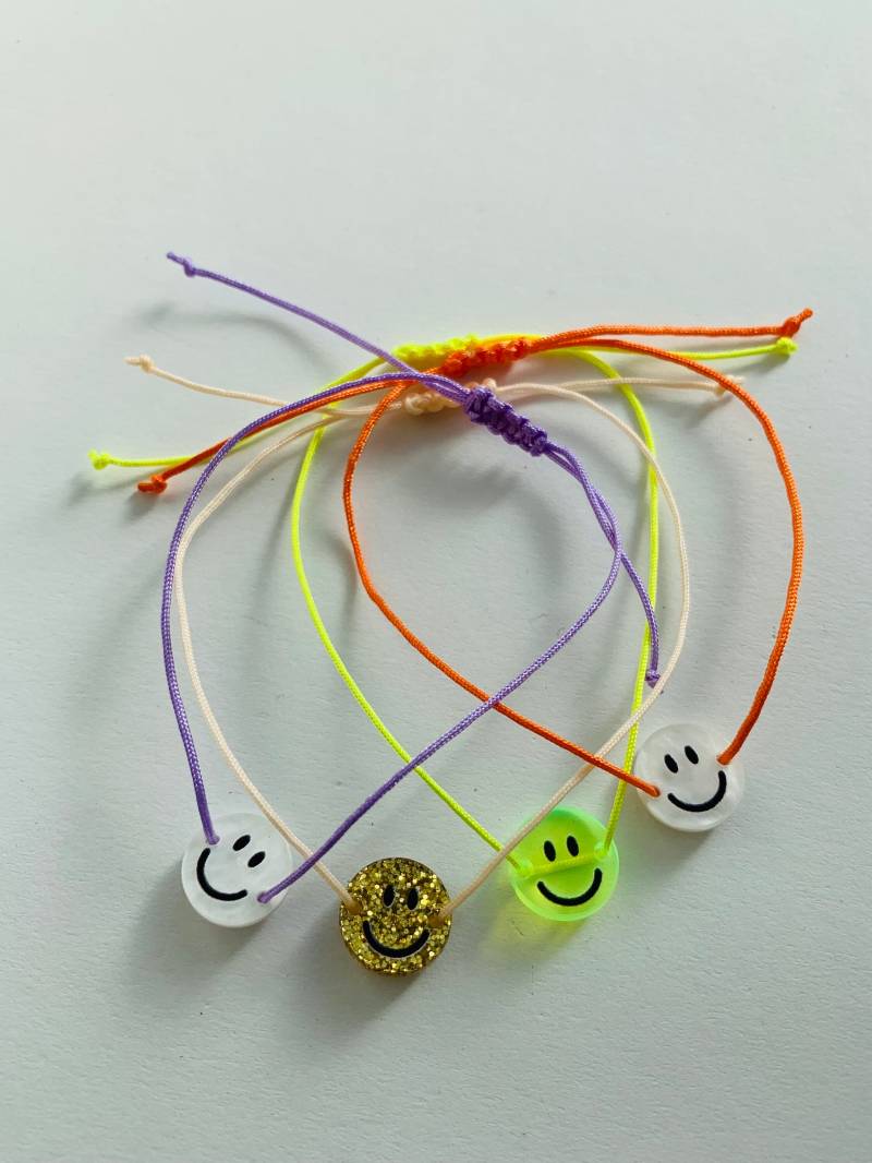 Smile Armband | Makramee Neon Bunt Geschenk Happy Smiley Glitzer Sparkle von LeoundLou