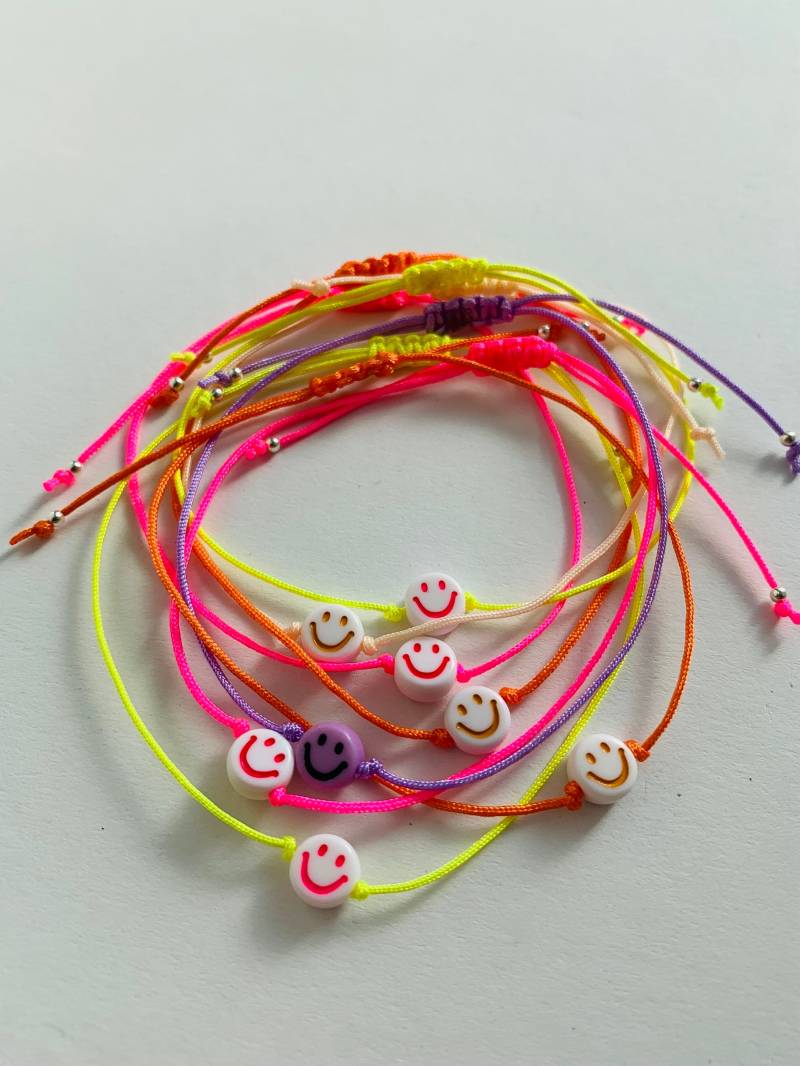 Smile Armband | Makramee Neon Bunt Geschenk Happy Smiley Mumstuff von LeoundLou