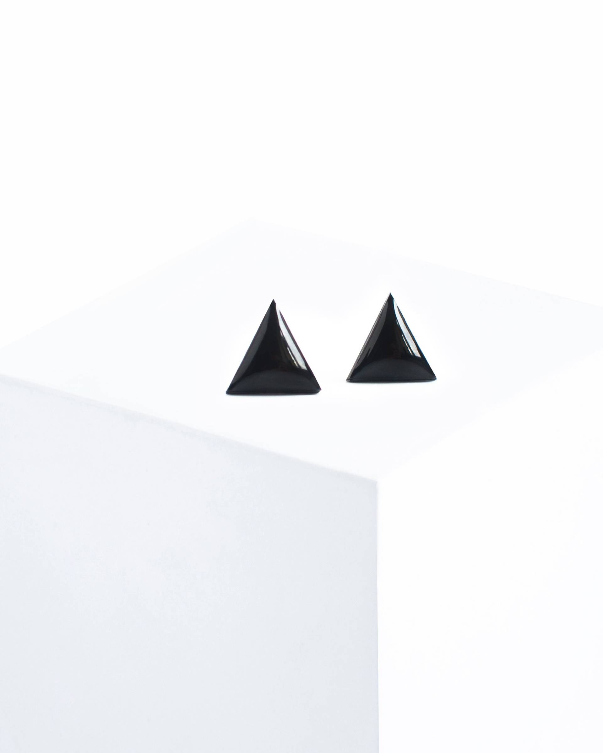 Schwarze Ohrstecker Dreieck Ohrringe Edelstahl Schwarze Ohrstecker Dreieck Ohrringe Edelstahl von Lepun