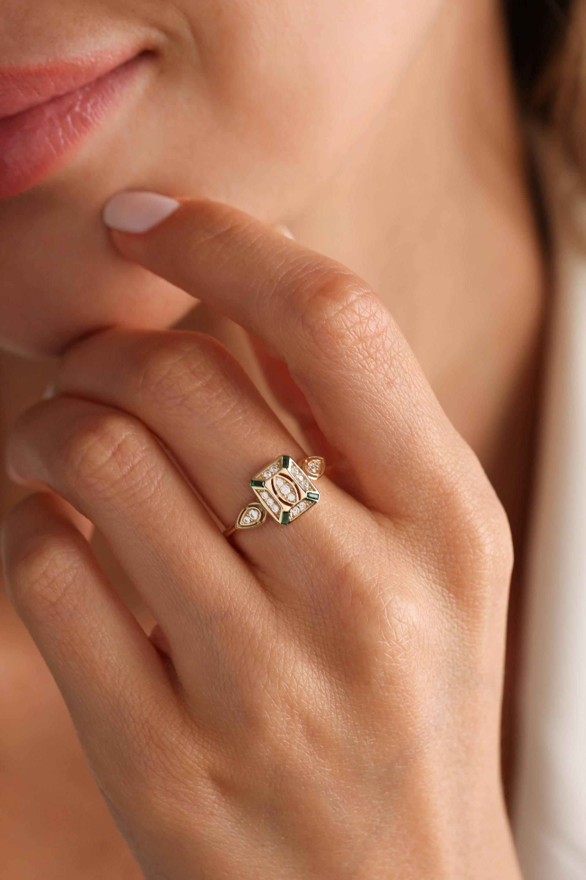 14K Solid Gold Smaragd Ring, Quadrat Zarte Stapeln Ring Für Frauen, Handgemachter Schmuck, Statement Art Deco Valentinstag von LercuJewels