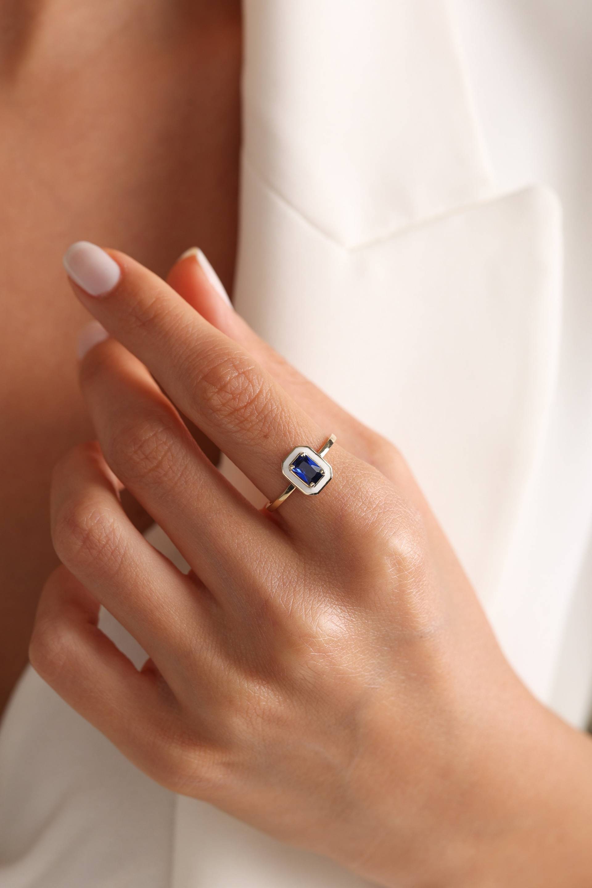 14K Solid Gold Weißer Emaille Ring, Blauer Saphir Princess Cut Zarter Stapelring Für Frauen, Valentinstag Geschenk von LercuJewels