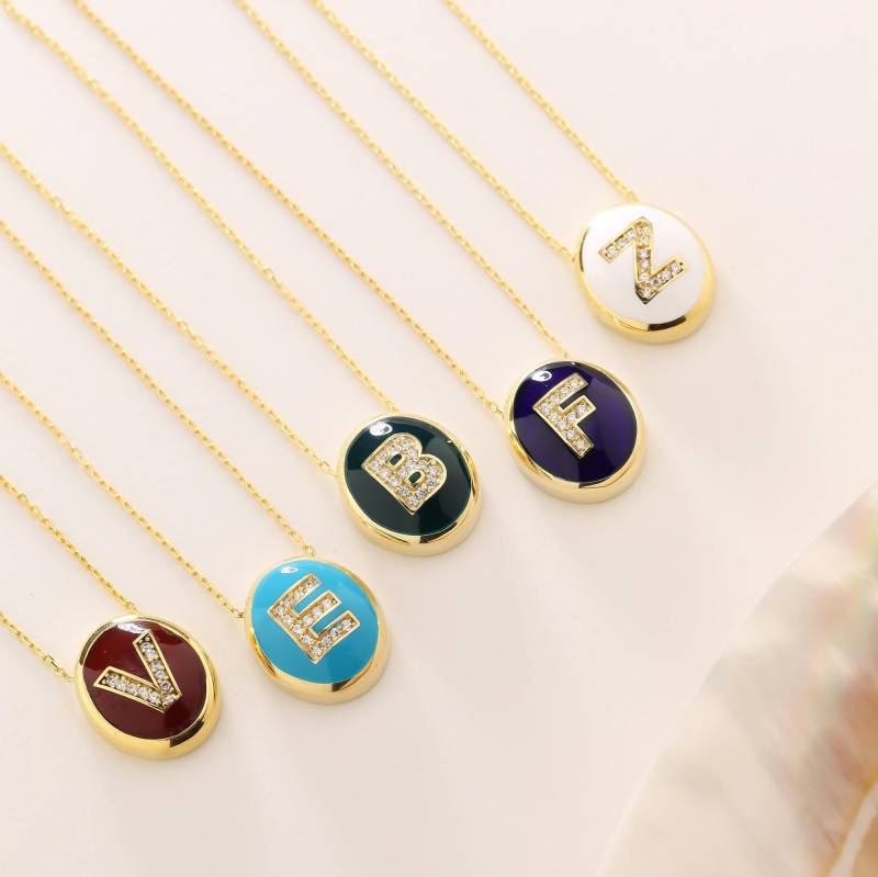 Emaillierte Anfangsanhänger-Halskette 14K Solid Gold Emaillierte Buchstaben-Halskette Personalisierte Muttertagsgeschenke Zierlicher Alphabet-Schmuck von LercuJewels