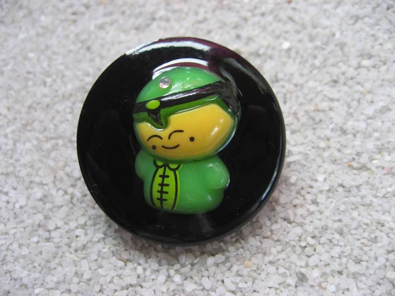 Großer Verstellbarer Unisex-Ring Kawaii-Puppe Bunt Auf Schwarzem Hintergrund Aus Harz, Durchmesser 35 Mm, Einzigartige Kreation von LesBijouxDesZotonis