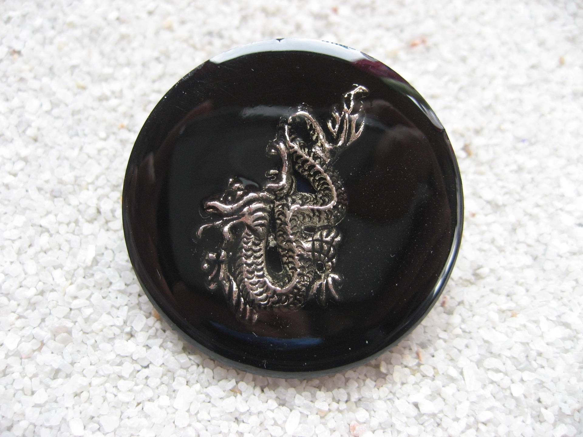 Großer, Verstellbarer Unisex-steampunk-Ring Mit Silbernem Drachenmotiv Auf Schwarzem Grund, Aus Kunstharz, 35 Mm Durchmesser, Einzigartige Kreation von LesBijouxDesZotonis